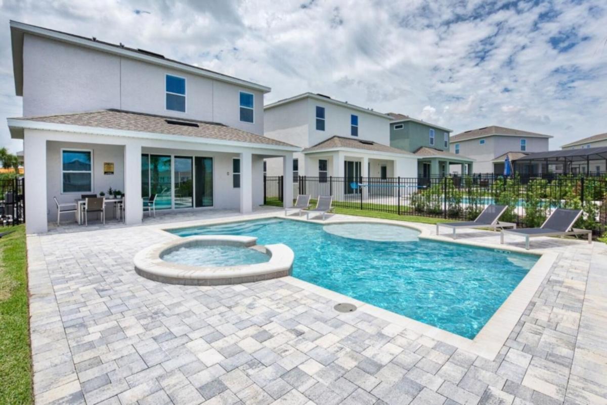 Popular attractions Area Nearby Property